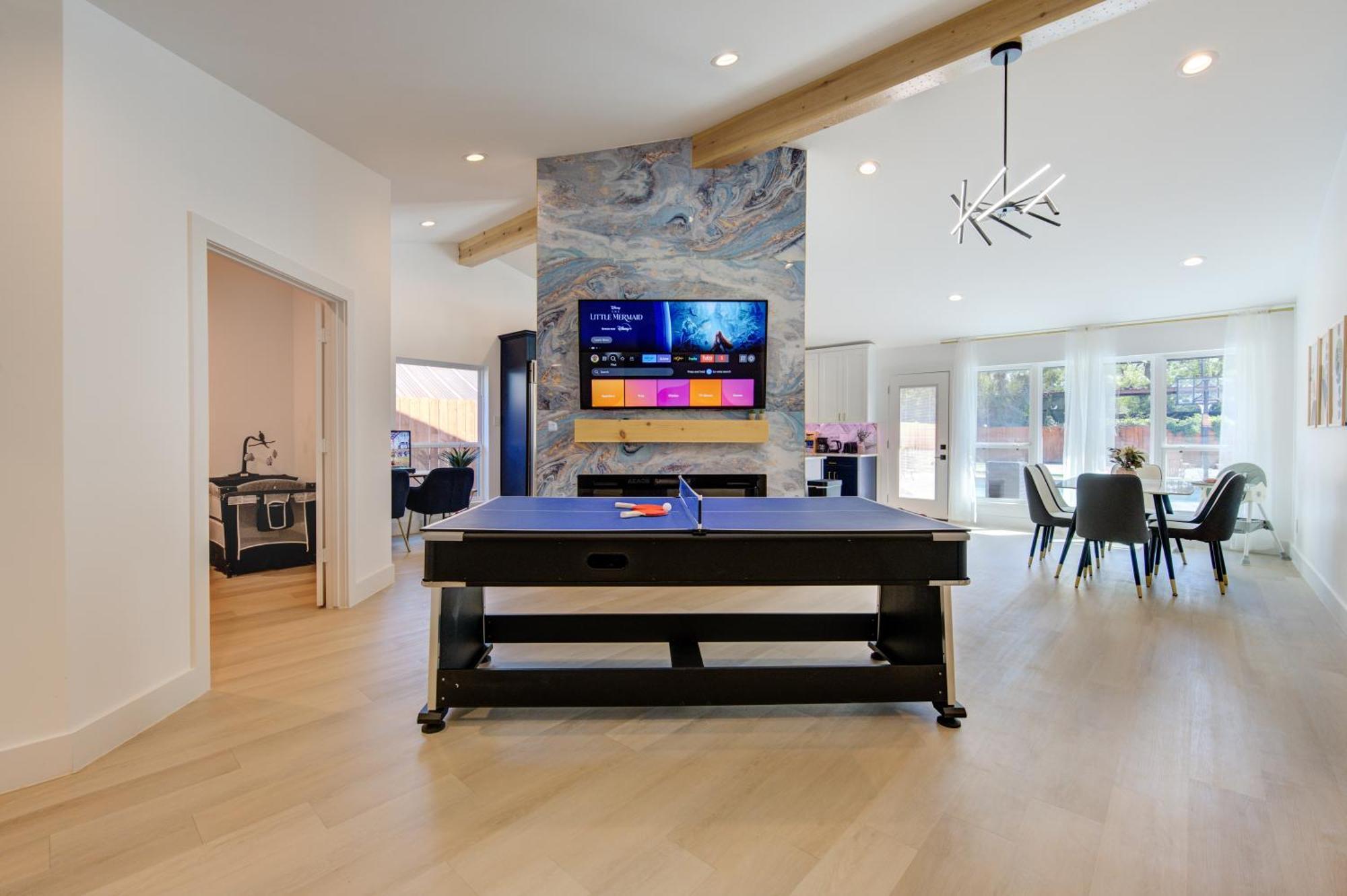 Pickleball Paradise Retreat - 4 Bedrooms, 2,5 Baths - Downtown, Heights - Pickleball And Basketball Court, Pool, Minigolf, Karaoke, Fire Pit, Bbq, Billiards, Ping Pong, Hockey, King Bed Houston