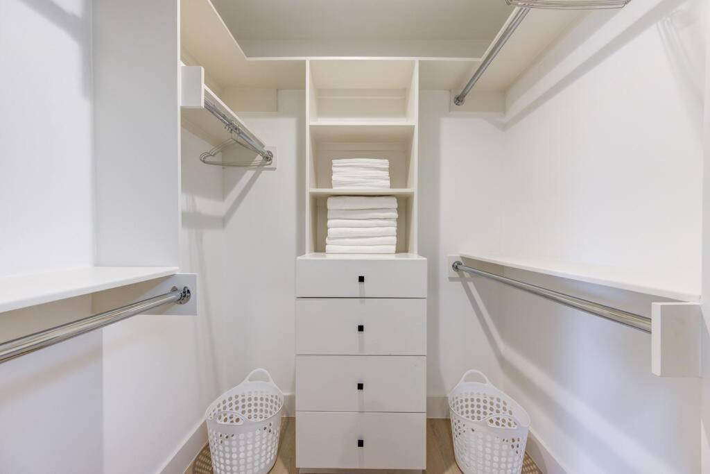 Pickleball Paradise Retreat - 4 Bedrooms, 2,5 Baths - Downtown, Heights - Pickleball And Basketball Court, Pool, Minigolf, Karaoke, Fire Pit, Bbq, Billiards, Ping Pong, Hockey, King Bed Holiday home Houston