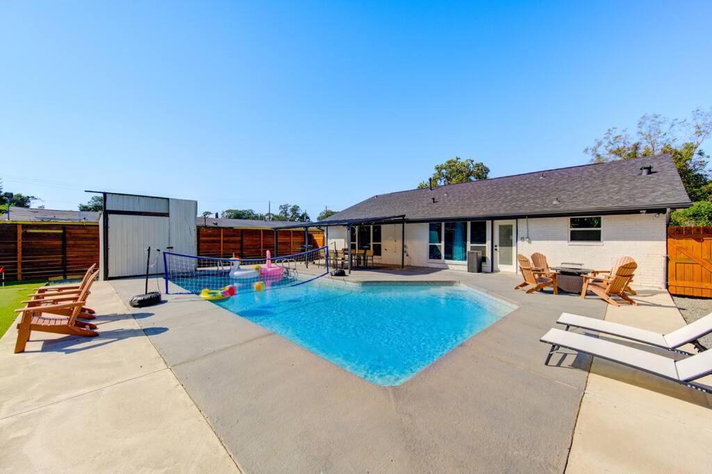 Holiday home Pickleball Paradise Retreat - 4 Bedrooms, 2,5 Baths - Downtown, Heights - Pickleball And Basketball Court, Pool, Minigolf, Karaoke, Fire Pit, Bbq, Billiards, Ping Pong, Hockey, King Bed Houston