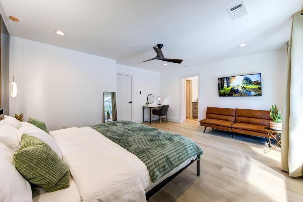 Pickleball Paradise Retreat - 4 Bedrooms, 2,5 Baths - Downtown, Heights - Pickleball And Basketball Court, Pool, Minigolf, Karaoke, Fire Pit, Bbq, Billiards, Ping Pong, Hockey, King Bed * Houston
