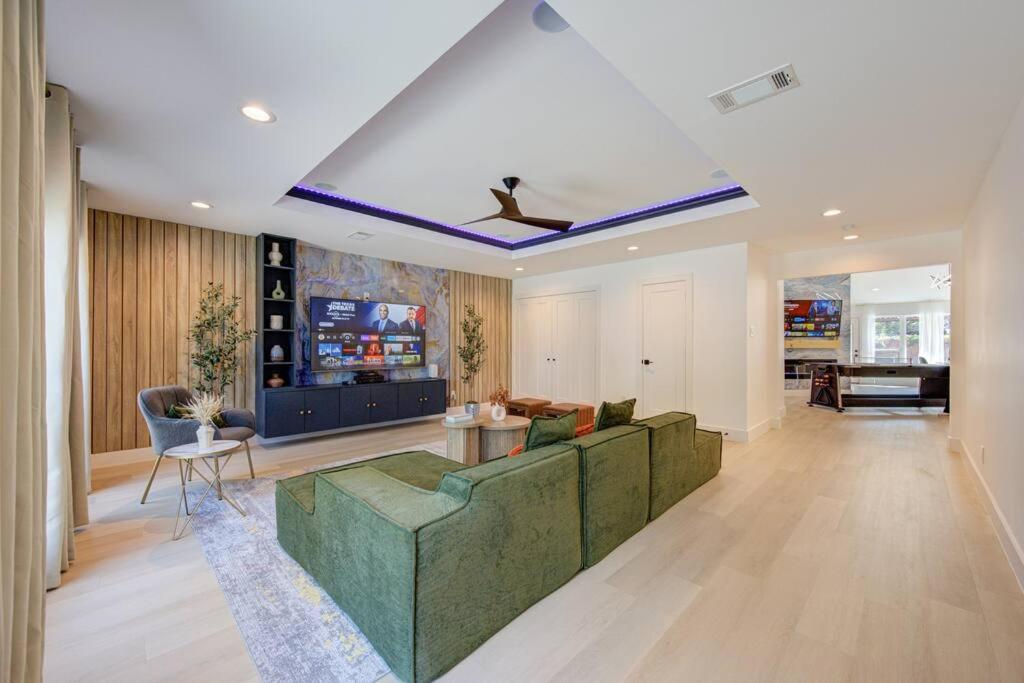 Pickleball Paradise Retreat - 4 Bedrooms, 2,5 Baths - Downtown, Heights - Pickleball And Basketball Court, Pool, Minigolf, Karaoke, Fire Pit, Bbq, Billiards, Ping Pong, Hockey, King Bed Holiday home Houston