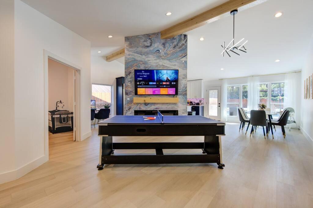 Holiday home Pickleball Paradise Retreat - 4 Bedrooms, 2,5 Baths - Downtown, Heights - Pickleball And Basketball Court, Pool, Minigolf, Karaoke, Fire Pit, Bbq, Billiards, Ping Pong, Hockey, King Bed Houston