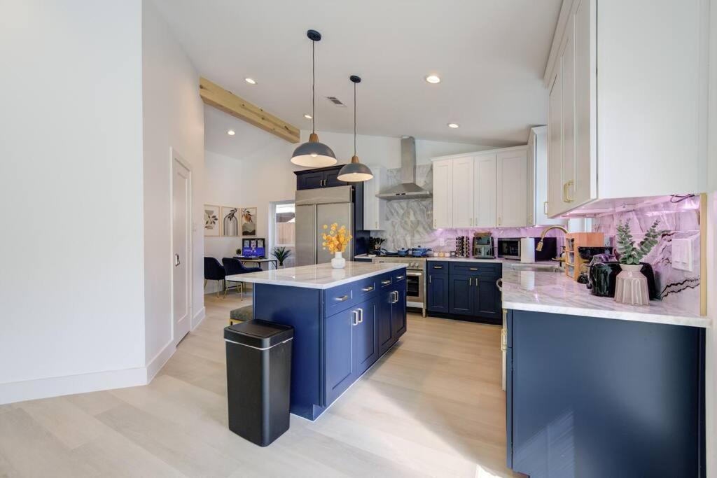 Pickleball Paradise Retreat - 4 Bedrooms, 2,5 Baths - Downtown, Heights - Pickleball And Basketball Court, Pool, Minigolf, Karaoke, Fire Pit, Bbq, Billiards, Ping Pong, Hockey, King Bed * Houston