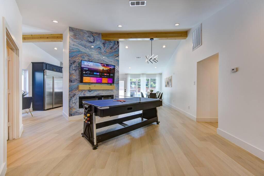 Pickleball Paradise Retreat - 4 Bedrooms, 2,5 Baths - Downtown, Heights - Pickleball And Basketball Court, Pool, Minigolf, Karaoke, Fire Pit, Bbq, Billiards, Ping Pong, Hockey, King Bed Holiday home *