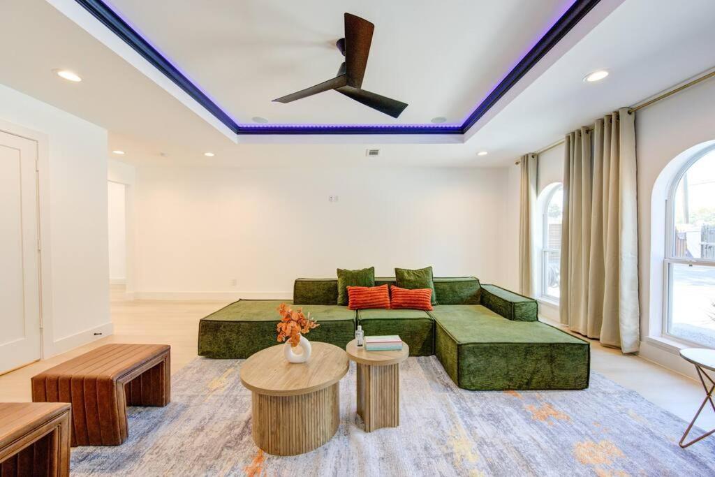 Pickleball Paradise Retreat - 4 Bedrooms, 2,5 Baths - Downtown, Heights - Pickleball And Basketball Court, Pool, Minigolf, Karaoke, Fire Pit, Bbq, Billiards, Ping Pong, Hockey, King Bed Holiday home Houston