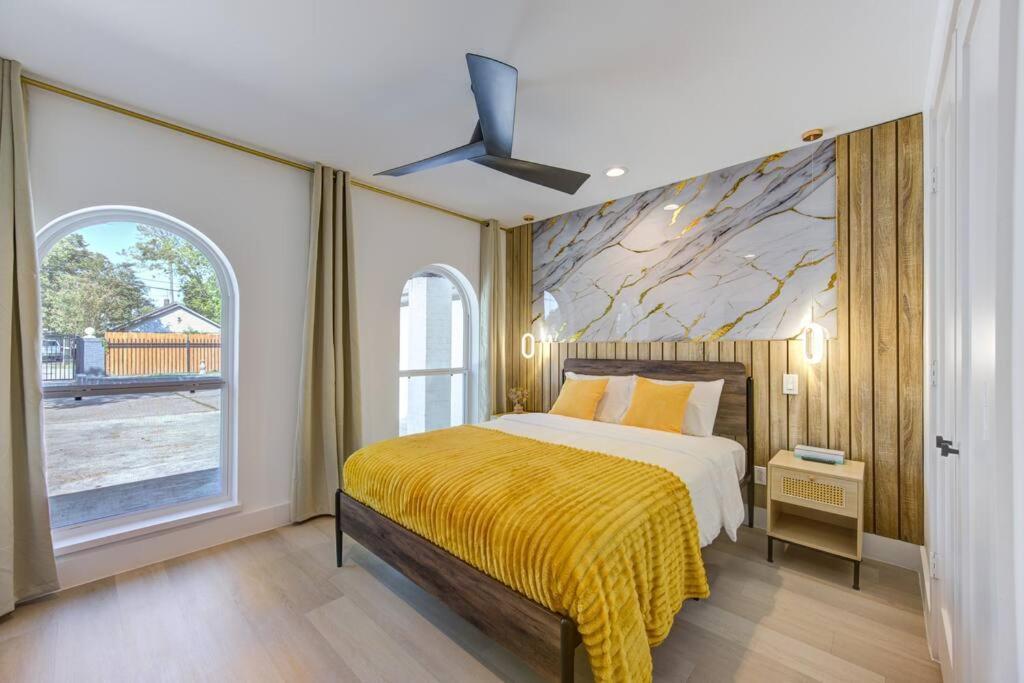 Pickleball Paradise Retreat - 4 Bedrooms, 2,5 Baths - Downtown, Heights - Pickleball And Basketball Court, Pool, Minigolf, Karaoke, Fire Pit, Bbq, Billiards, Ping Pong, Hockey, King Bed *