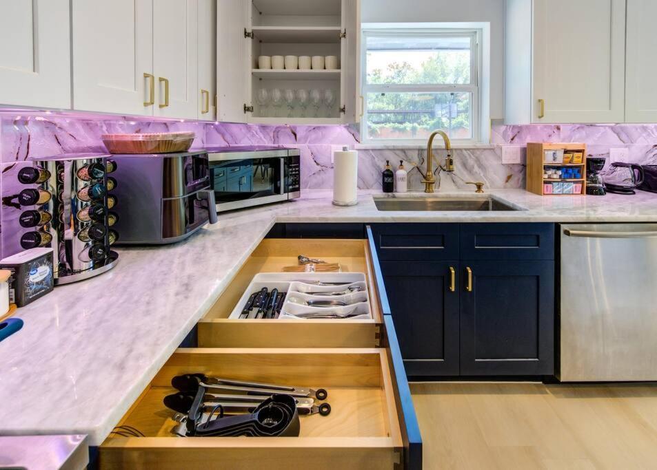 Pickleball Paradise Retreat - 4 Bedrooms, 2,5 Baths - Downtown, Heights - Pickleball And Basketball Court, Pool, Minigolf, Karaoke, Fire Pit, Bbq, Billiards, Ping Pong, Hockey, King Bed Holiday home *