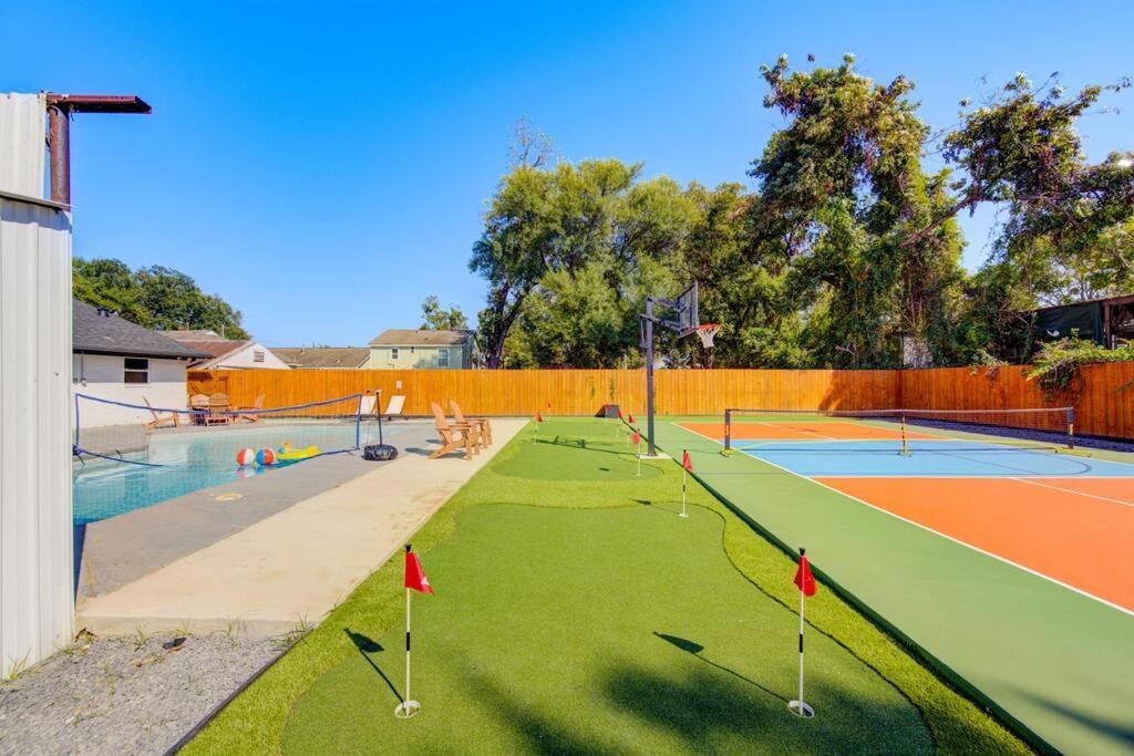 Pickleball Paradise Retreat - 4 Bedrooms, 2,5 Baths - Downtown, Heights - Pickleball And Basketball Court, Pool, Minigolf, Karaoke, Fire Pit, Bbq, Billiards, Ping Pong, Hockey, King Bed Holiday home Houston
