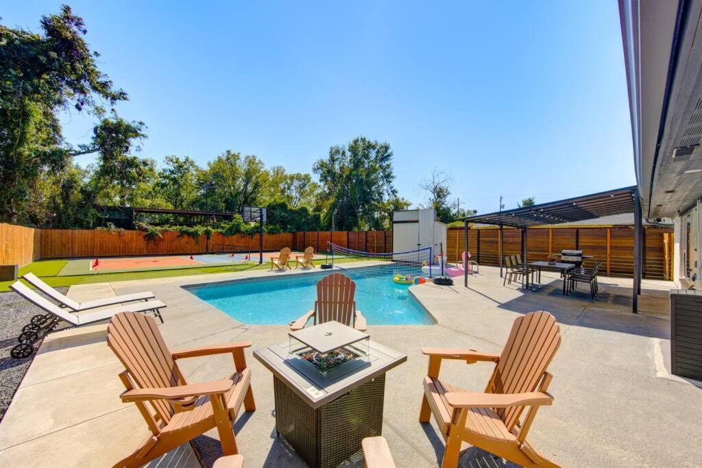 Pickleball Paradise Retreat - 4 Bedrooms, 2,5 Baths - Downtown, Heights - Pickleball And Basketball Court, Pool, Minigolf, Karaoke, Fire Pit, Bbq, Billiards, Ping Pong, Hockey, King Bed Houston