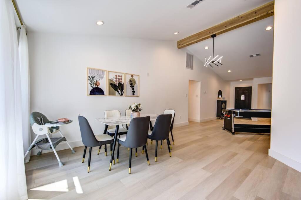Pickleball Paradise Retreat - 4 Bedrooms, 2,5 Baths - Downtown, Heights - Pickleball And Basketball Court, Pool, Minigolf, Karaoke, Fire Pit, Bbq, Billiards, Ping Pong, Hockey, King Bed * Houston