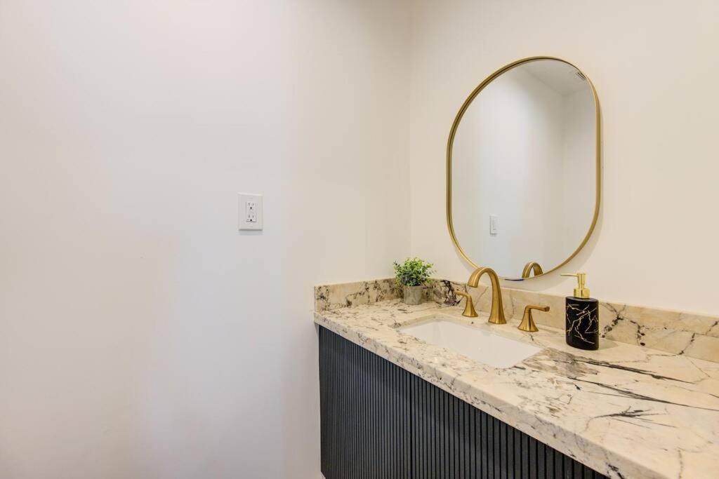 Pickleball Paradise Retreat - 4 Bedrooms, 2,5 Baths - Downtown, Heights - Pickleball And Basketball Court, Pool, Minigolf, Karaoke, Fire Pit, Bbq, Billiards, Ping Pong, Hockey, King Bed