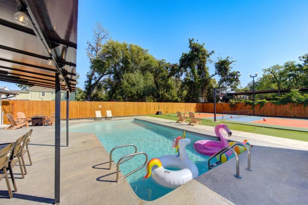 Pickleball Paradise Retreat - 4 Bedrooms, 2,5 Baths - Downtown, Heights - Pickleball And Basketball Court, Pool, Minigolf, Karaoke, Fire Pit, Bbq, Billiards, Ping Pong, Hockey, King Bed Holiday home