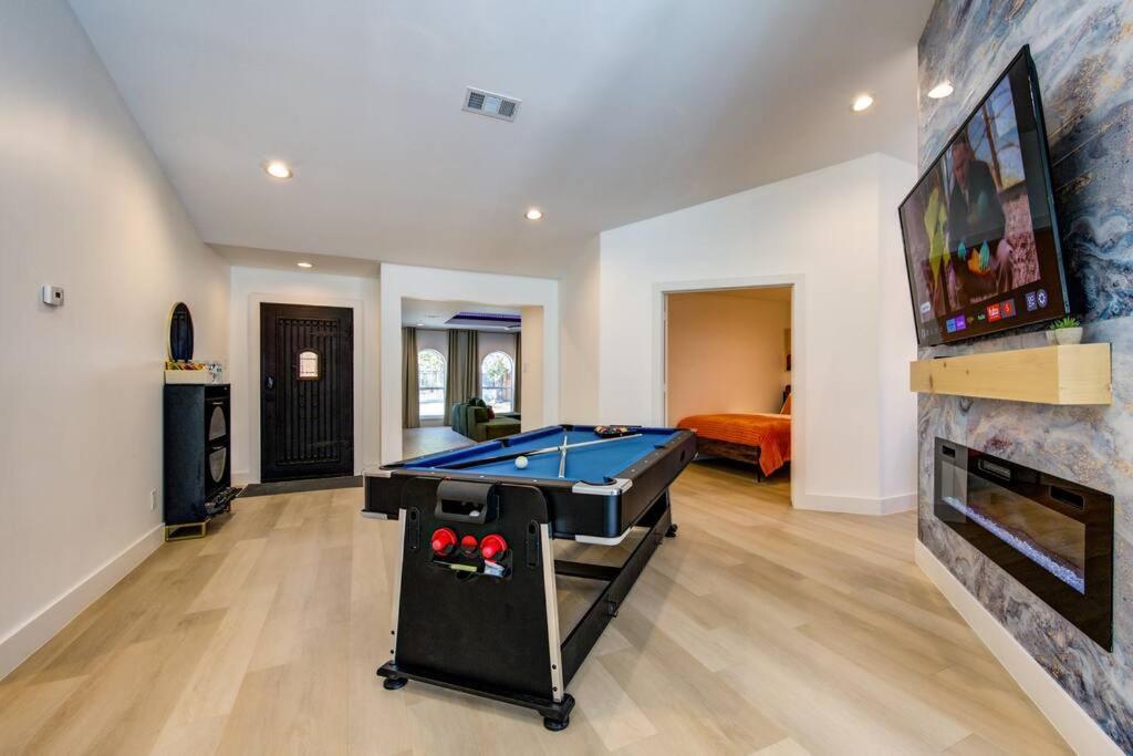 Pickleball Paradise Retreat - 4 Bedrooms, 2,5 Baths - Downtown, Heights - Pickleball And Basketball Court, Pool, Minigolf, Karaoke, Fire Pit, Bbq, Billiards, Ping Pong, Hockey, King Bed Holiday home *
