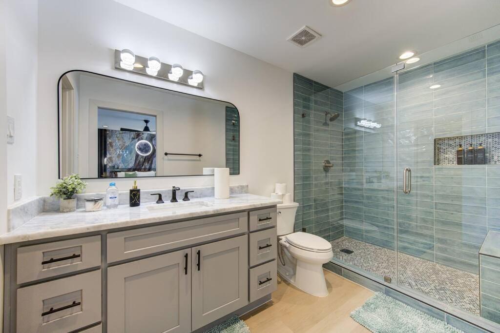 Holiday home Pickleball Paradise Retreat - 4 Bedrooms, 2,5 Baths - Downtown, Heights - Pickleball And Basketball Court, Pool, Minigolf, Karaoke, Fire Pit, Bbq, Billiards, Ping Pong, Hockey, King Bed Houston