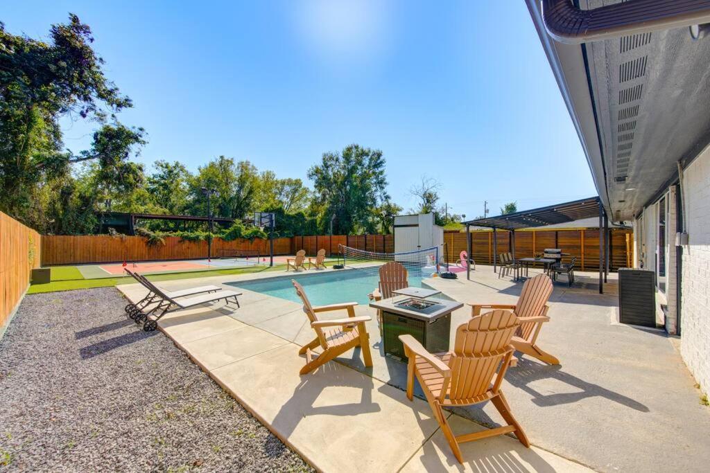 Pickleball Paradise Retreat - 4 Bedrooms, 2,5 Baths - Downtown, Heights - Pickleball And Basketball Court, Pool, Minigolf, Karaoke, Fire Pit, Bbq, Billiards, Ping Pong, Hockey, King Bed Houston