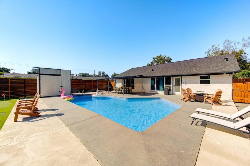 Pickleball Paradise Retreat - 4 Bedrooms, 2,5 Baths - Downtown, Heights - Pickleball And Basketball Court, Pool, Minigolf, Karaoke, Fire Pit, Bbq, Billiards, Ping Pong, Hockey, King Bed * Houston