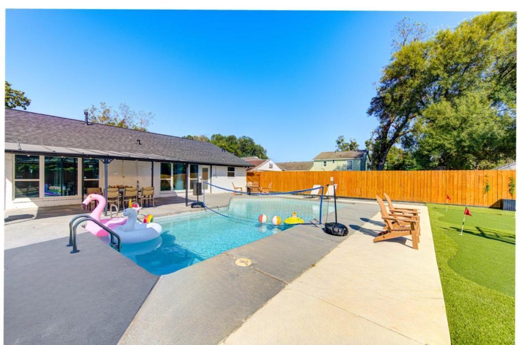 Pickleball Paradise Retreat - 4 Bedrooms, 2,5 Baths - Downtown, Heights - Pickleball And Basketball Court, Pool, Minigolf, Karaoke, Fire Pit, Bbq, Billiards, Ping Pong, Hockey, King Bed