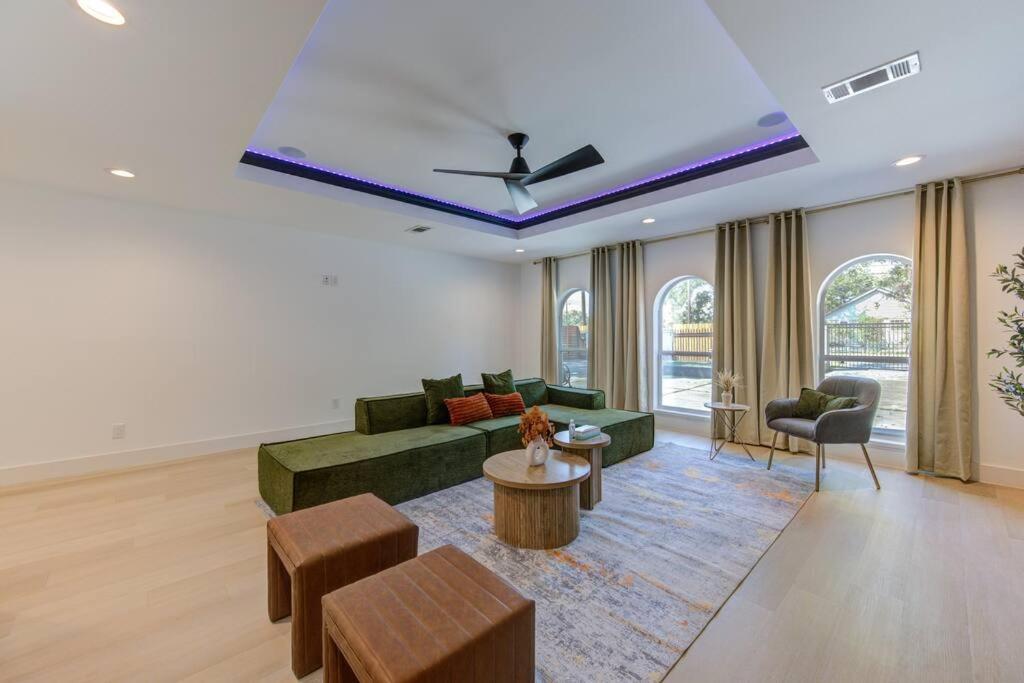 Pickleball Paradise Retreat - 4 Bedrooms, 2,5 Baths - Downtown, Heights - Pickleball And Basketball Court, Pool, Minigolf, Karaoke, Fire Pit, Bbq, Billiards, Ping Pong, Hockey, King Bed Holiday home *