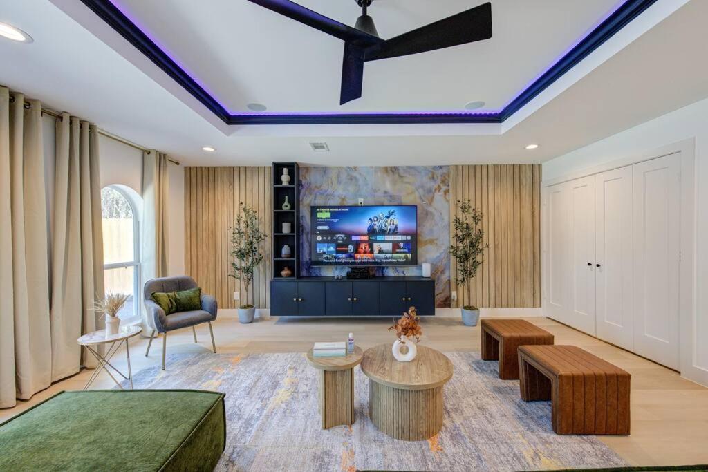 Pickleball Paradise Retreat - 4 Bedrooms, 2,5 Baths - Downtown, Heights - Pickleball And Basketball Court, Pool, Minigolf, Karaoke, Fire Pit, Bbq, Billiards, Ping Pong, Hockey, King Bed Holiday home