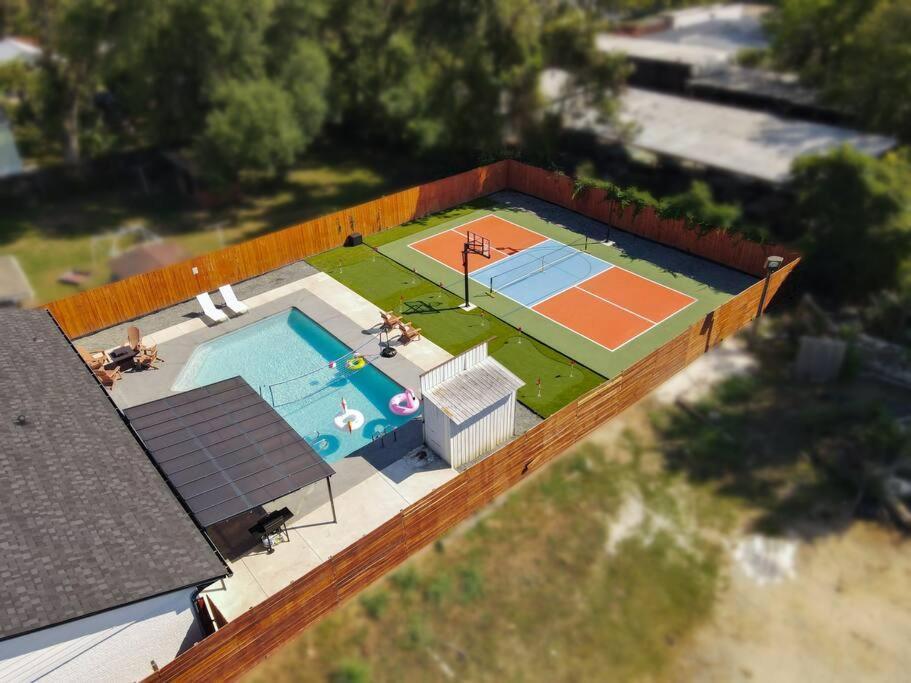 Holiday home Pickleball Paradise Retreat - 4 Bedrooms, 2,5 Baths - Downtown, Heights - Pickleball And Basketball Court, Pool, Minigolf, Karaoke, Fire Pit, Bbq, Billiards, Ping Pong, Hockey, King Bed