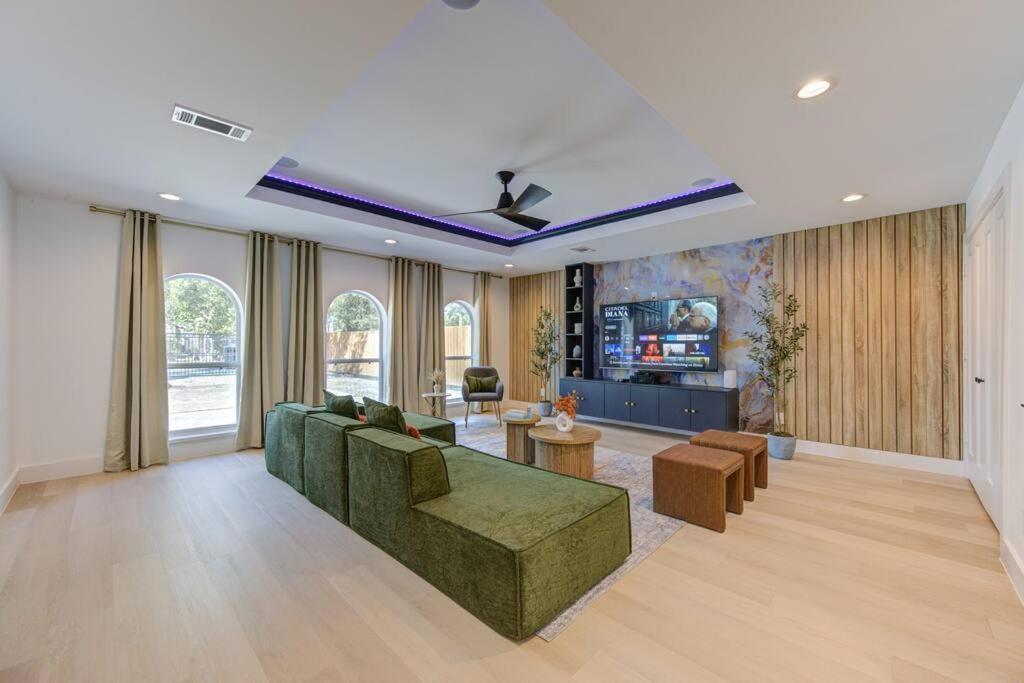 Holiday home Pickleball Paradise Retreat - 4 Bedrooms, 2,5 Baths - Downtown, Heights - Pickleball And Basketball Court, Pool, Minigolf, Karaoke, Fire Pit, Bbq, Billiards, Ping Pong, Hockey, King Bed Houston