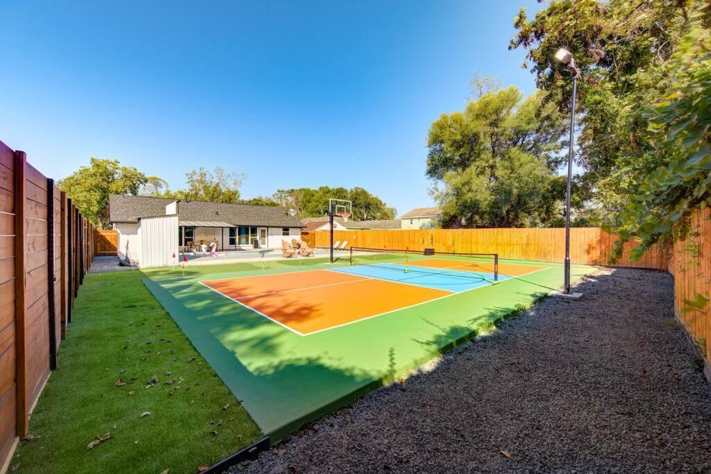 Pickleball Paradise Retreat - 4 Bedrooms, 2,5 Baths - Downtown, Heights - Pickleball And Basketball Court, Pool, Minigolf, Karaoke, Fire Pit, Bbq, Billiards, Ping Pong, Hockey, King Bed Houston