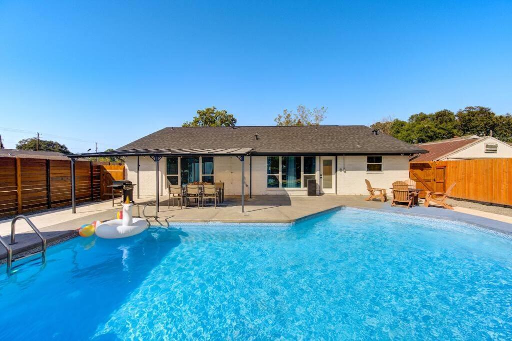 Pickleball Paradise Retreat - 4 Bedrooms, 2,5 Baths - Downtown, Heights - Pickleball And Basketball Court, Pool, Minigolf, Karaoke, Fire Pit, Bbq, Billiards, Ping Pong, Hockey, King Bed * Houston