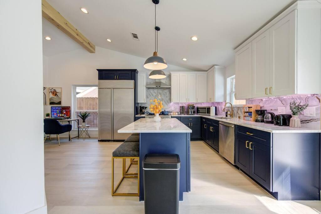 Pickleball Paradise Retreat - 4 Bedrooms, 2,5 Baths - Downtown, Heights - Pickleball And Basketball Court, Pool, Minigolf, Karaoke, Fire Pit, Bbq, Billiards, Ping Pong, Hockey, King Bed
