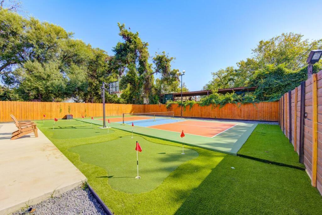 Pickleball Paradise Retreat - 4 Bedrooms, 2,5 Baths - Downtown, Heights - Pickleball And Basketball Court, Pool, Minigolf, Karaoke, Fire Pit, Bbq, Billiards, Ping Pong, Hockey, King Bed Holiday home Houston