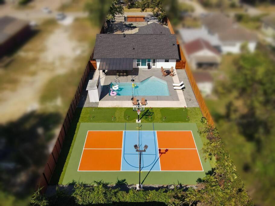 Holiday home Pickleball Paradise Retreat - 4 Bedrooms, 2,5 Baths - Downtown, Heights - Pickleball And Basketball Court, Pool, Minigolf, Karaoke, Fire Pit, Bbq, Billiards, Ping Pong, Hockey, King Bed Houston