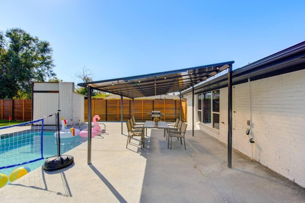 Pickleball Paradise Retreat - 4 Bedrooms, 2,5 Baths - Downtown, Heights - Pickleball And Basketball Court, Pool, Minigolf, Karaoke, Fire Pit, Bbq, Billiards, Ping Pong, Hockey, King Bed *