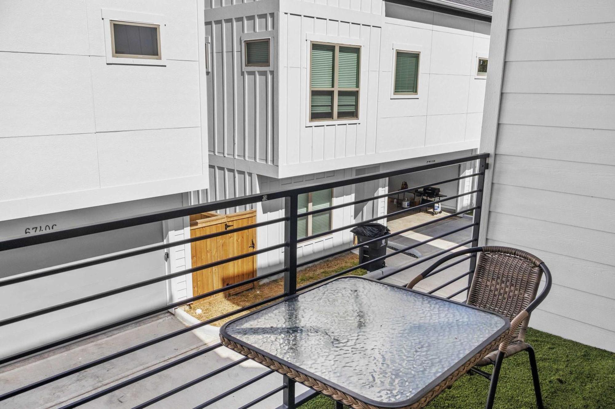Holiday home Spacious 3bd With Pool I Near Hotspots I Sleeps 12 *