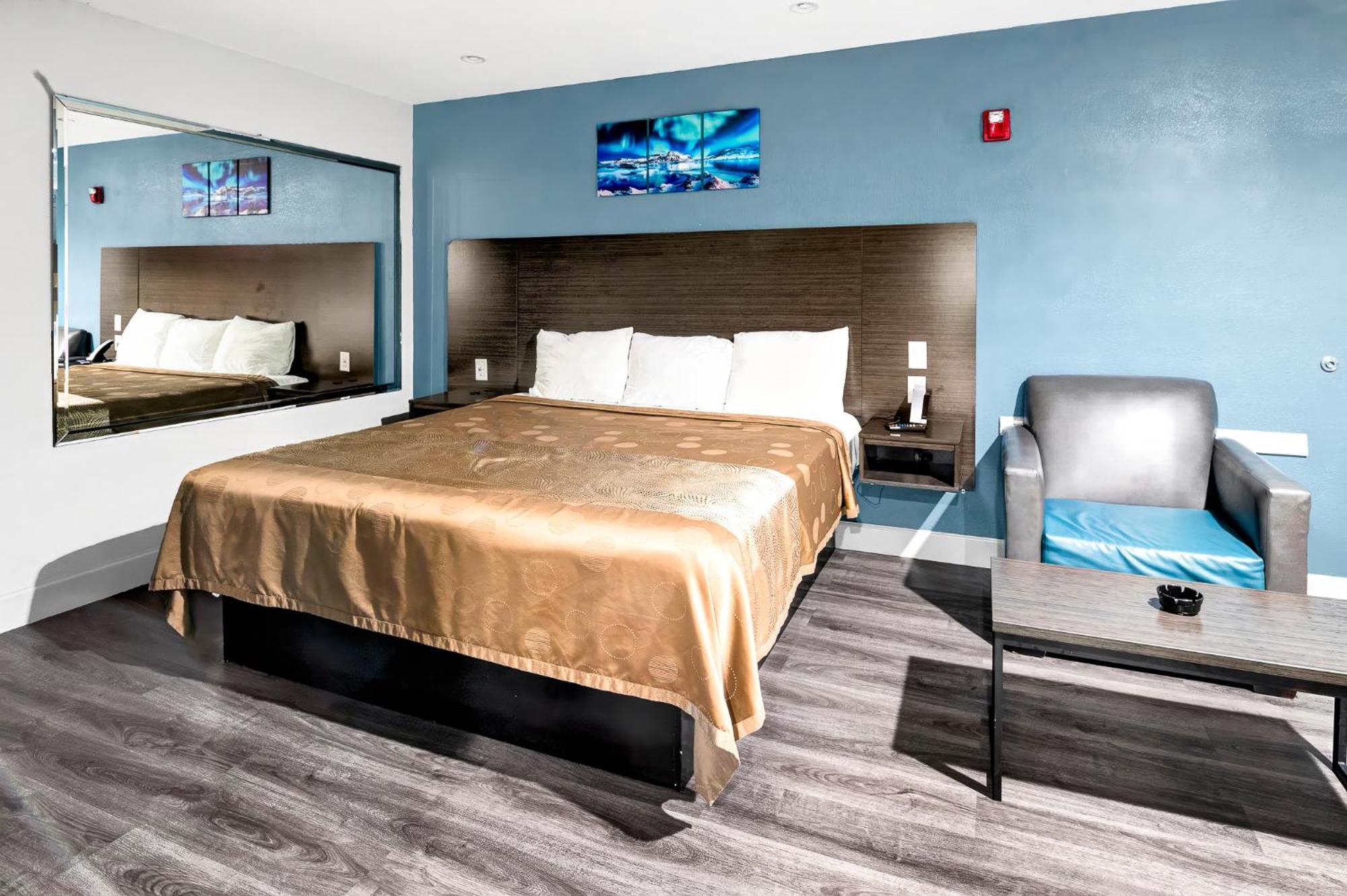 Moonlight - I-45 & Airline Hotel *
