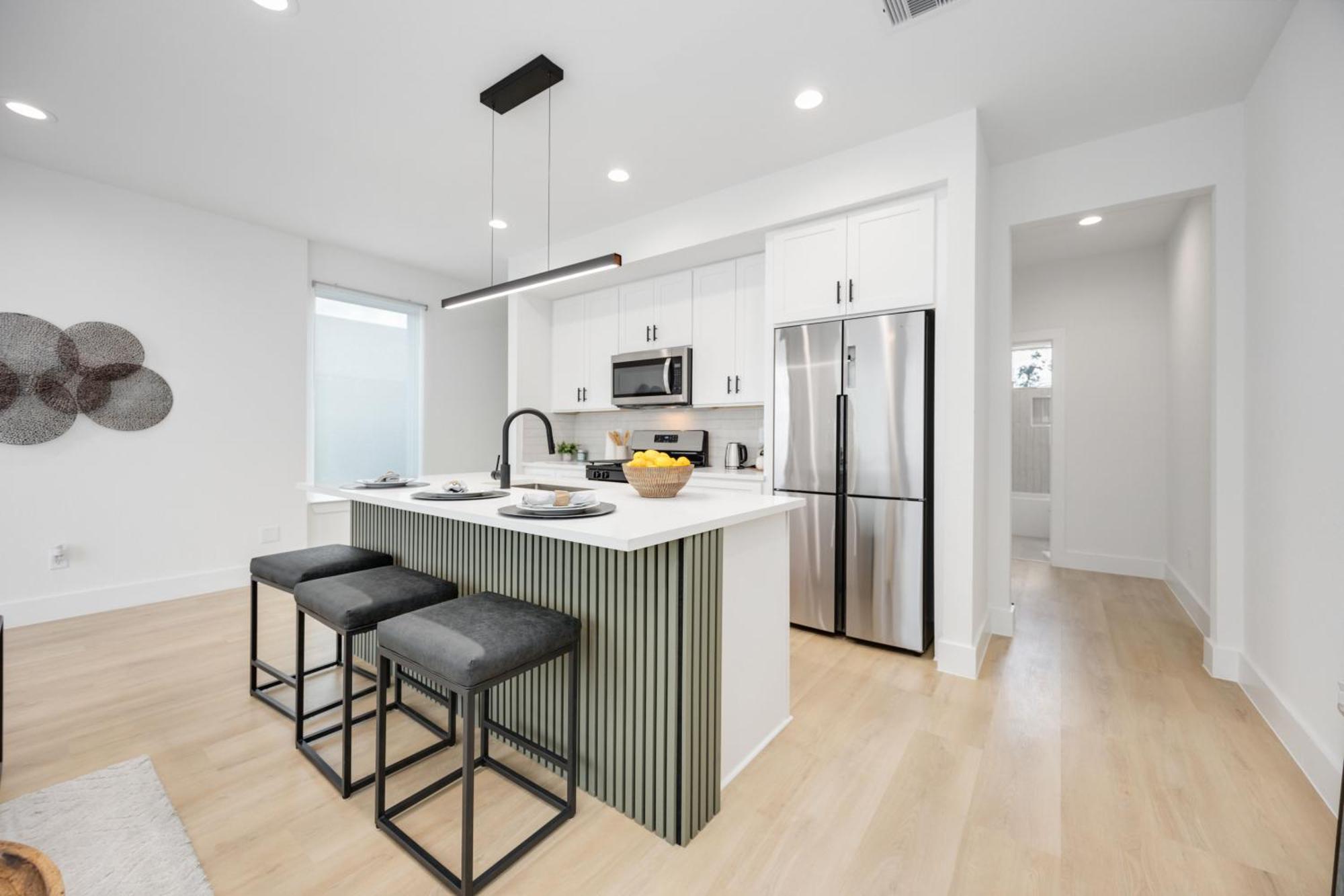 Modern 3br Near Minute Maid Ensuite & Balcony Holiday home Houston