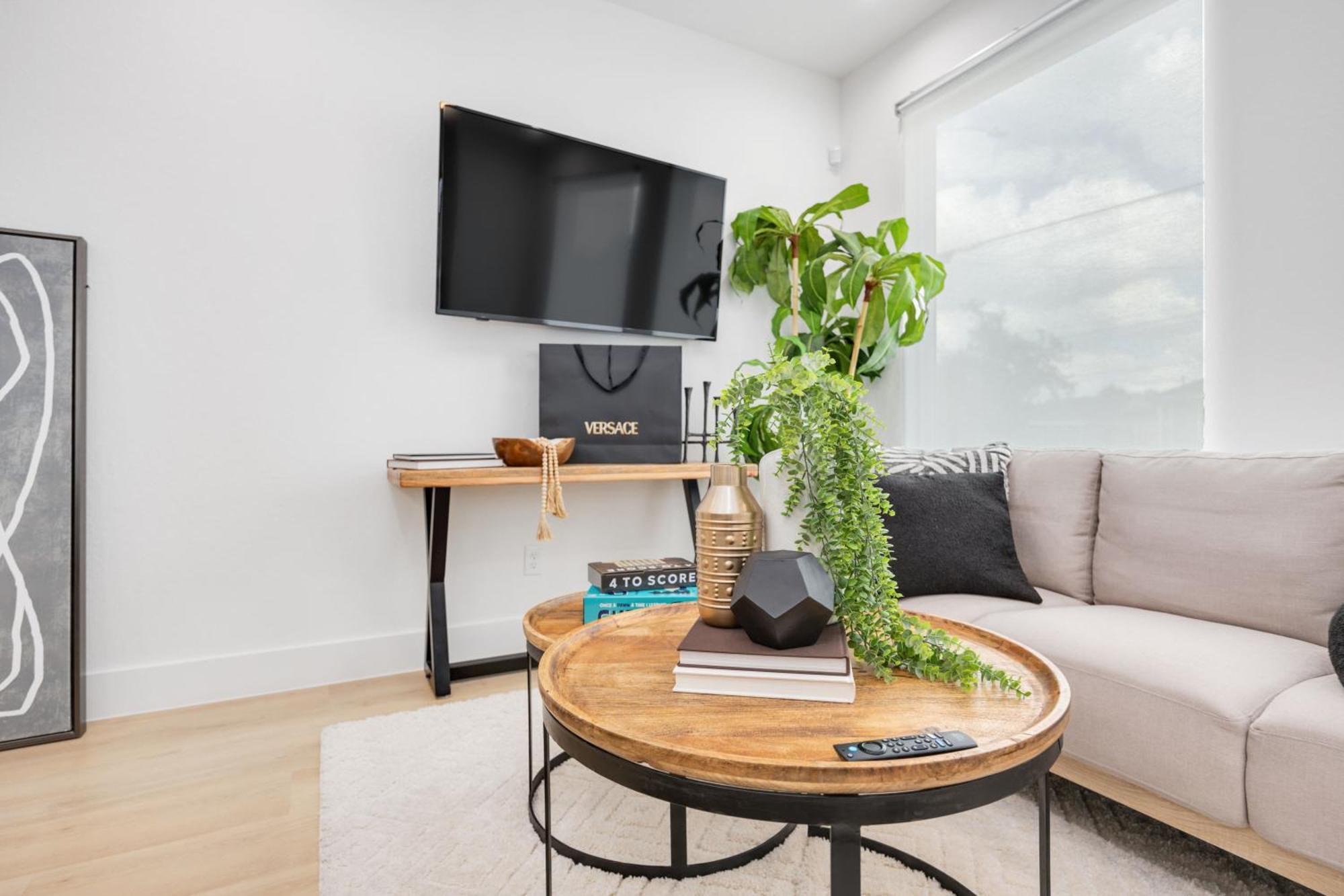 Modern 3br Near Minute Maid Ensuite & Balcony Holiday home Houston