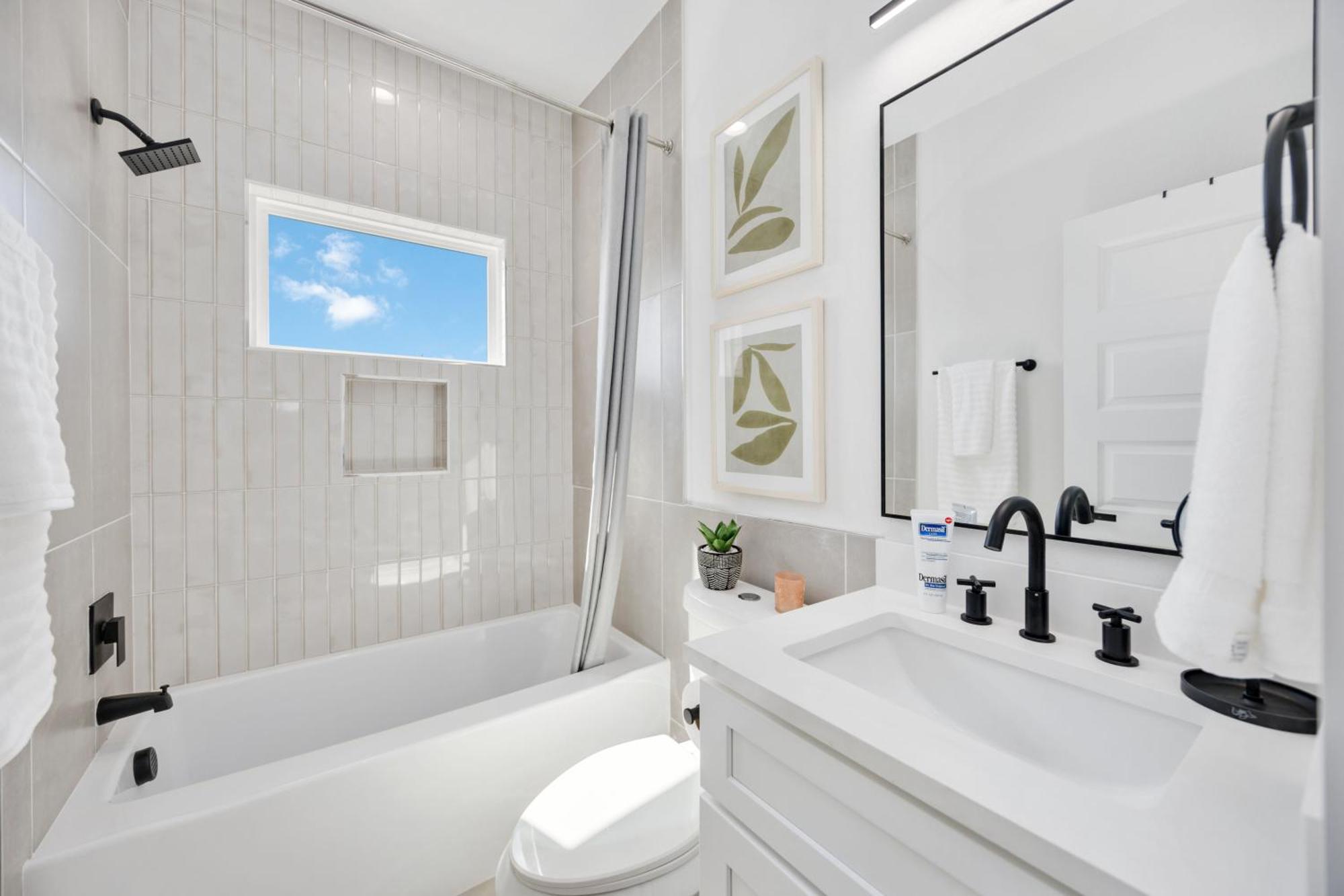 Modern 3br Near Minute Maid Ensuite & Balcony Holiday home