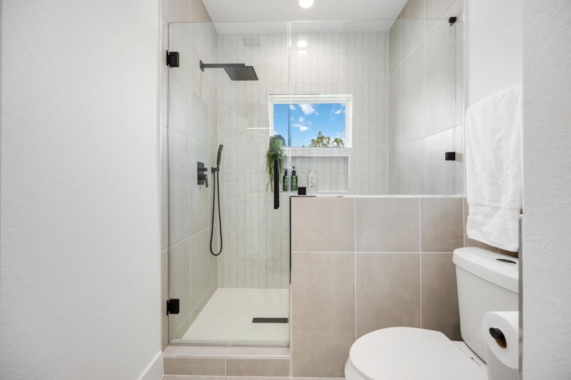 Modern 3br Near Minute Maid Ensuite & Balcony Holiday home *