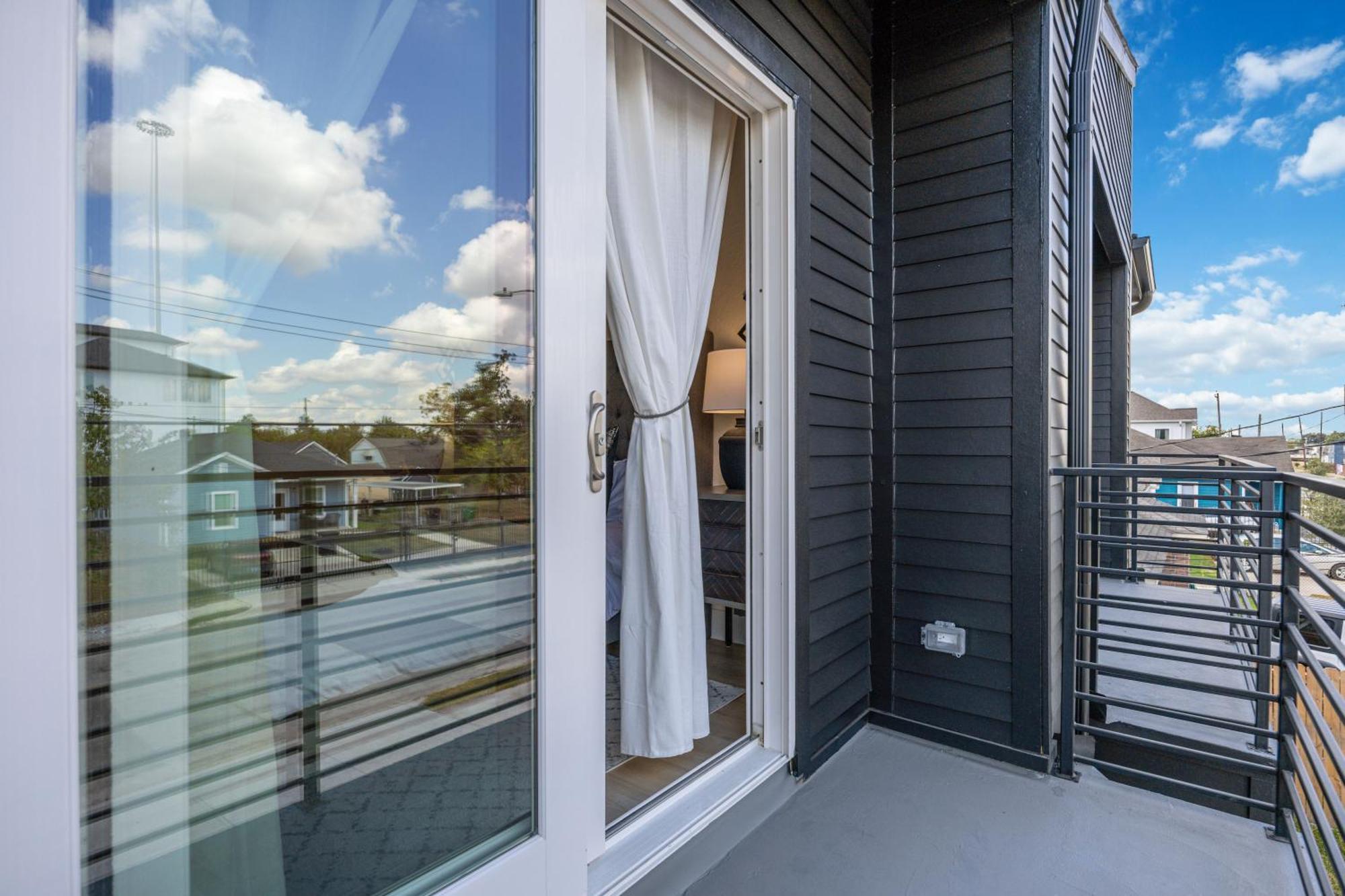 Modern 3br Near Minute Maid Ensuite & Balcony Holiday home