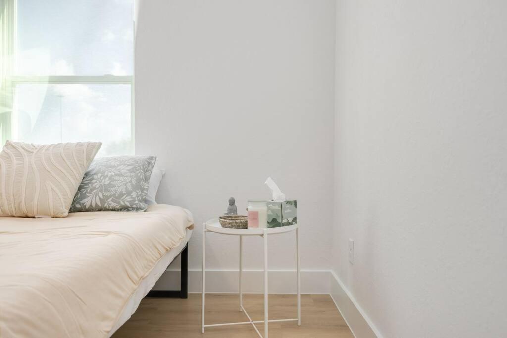 Modern 3br Near Minute Maid Ensuite & Balcony Houston