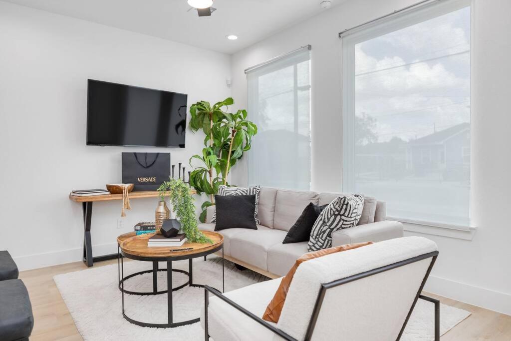 Modern 3br Near Minute Maid Ensuite & Balcony Holiday home