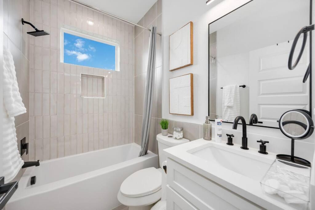 Modern 3br Near Minute Maid Ensuite & Balcony
