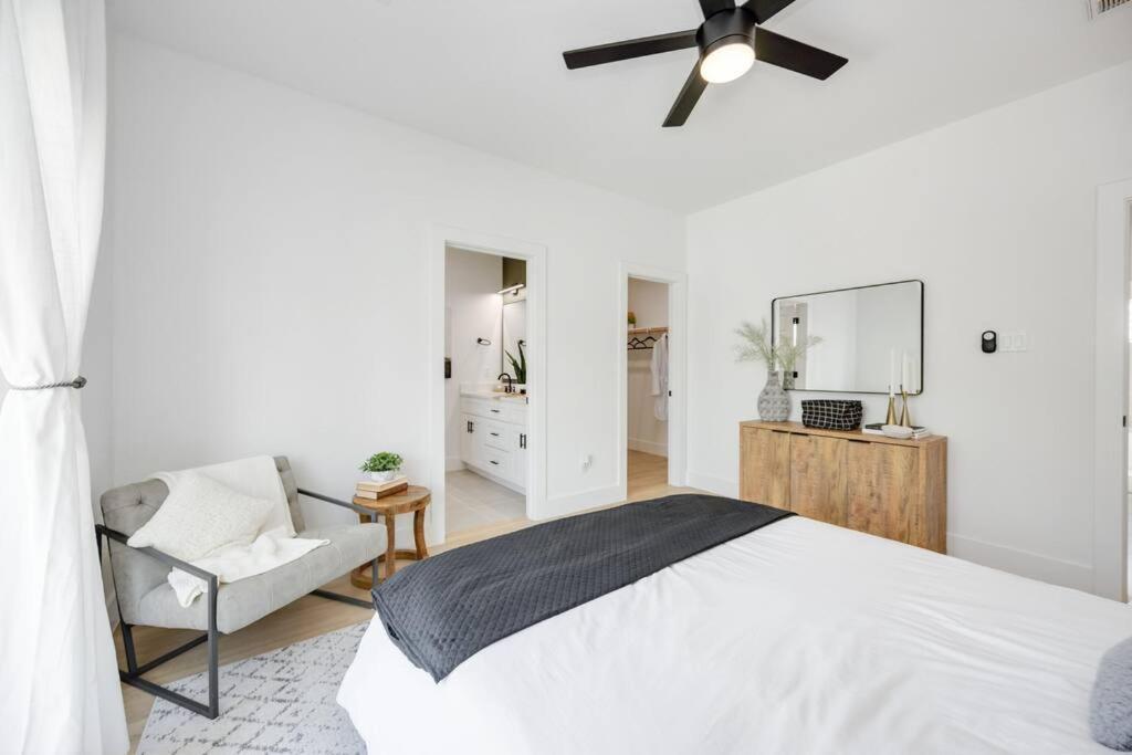 Modern 3br Near Minute Maid Ensuite & Balcony * Houston