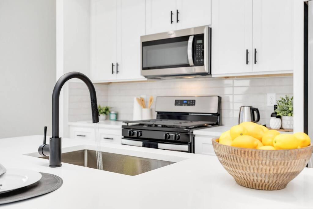 Modern 3br Near Minute Maid Ensuite & Balcony Holiday home Houston