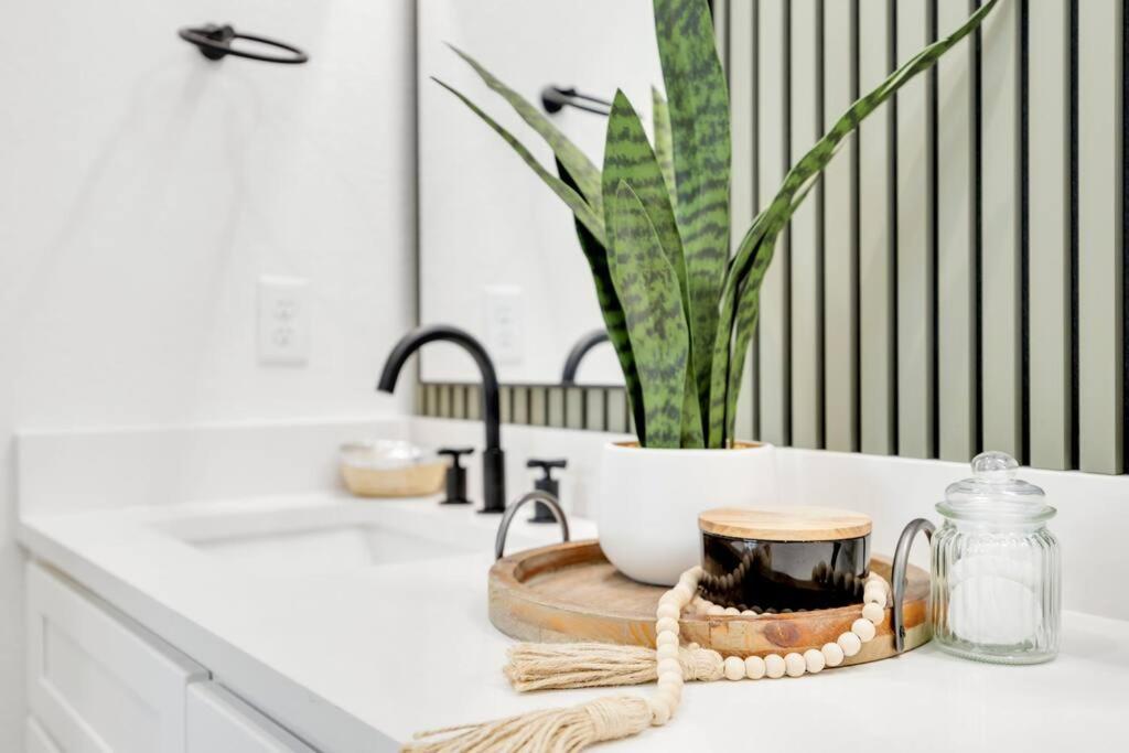 Modern 3br Near Minute Maid Ensuite & Balcony * Houston