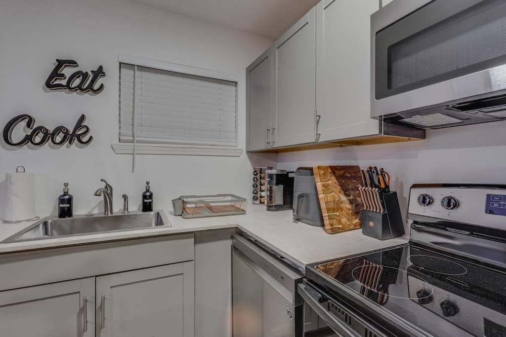 Apartment New Montrose Gem! To Museum District & Downtown