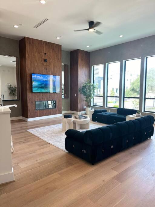 Newly Constructed Winsome Village B Galleria Area Houston