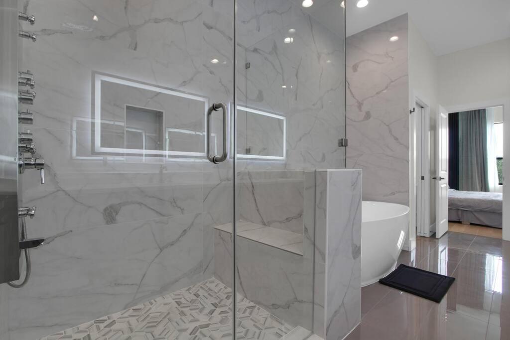 Newly Constructed Winsome Village B Galleria Area Holiday home *