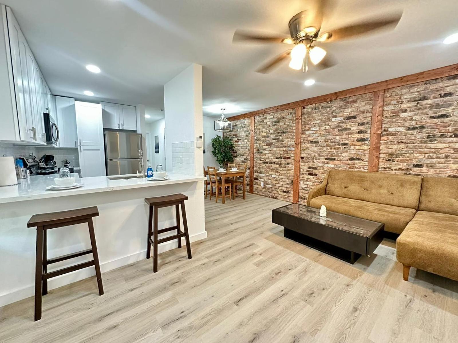 1br And 1 Ba In The Prime Location Of Montrose, Houston's Best Spots