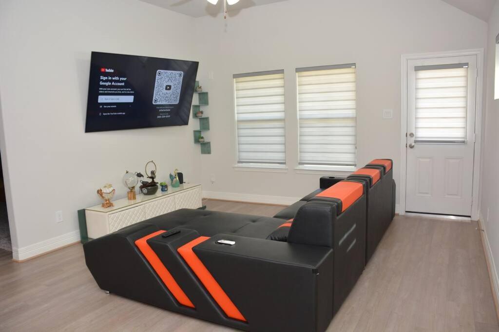 Bright And Cozy 3br- Great Location For Exploring Holiday home Houston