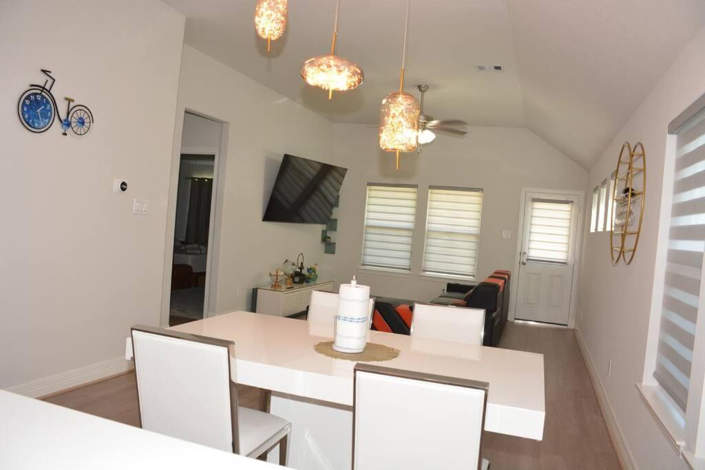 Bright And Cozy 3br- Great Location For Exploring Holiday home Houston